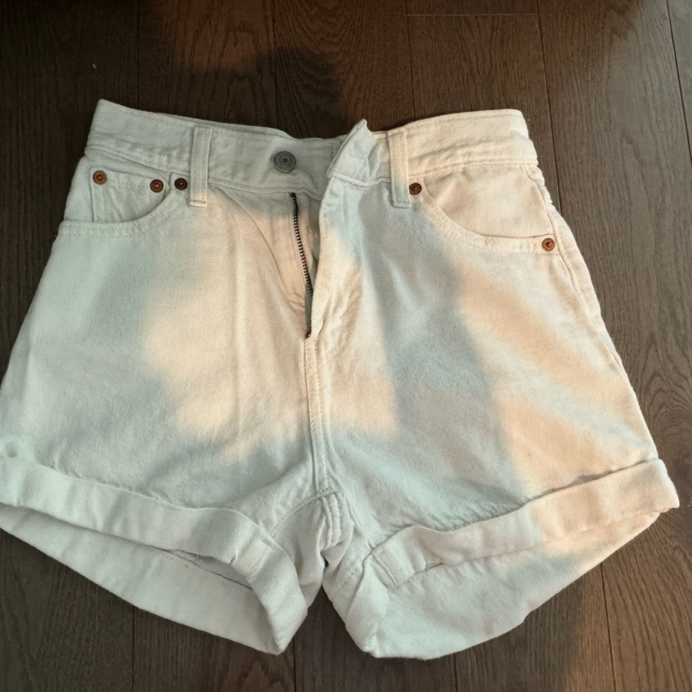 Levi white shorts